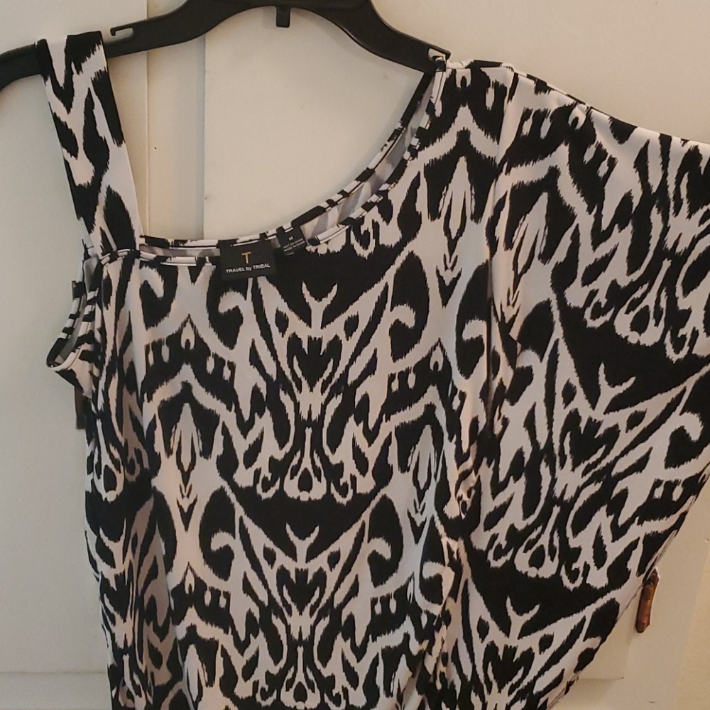 Patterned polyester/spandex top. - Picture 2 of 2